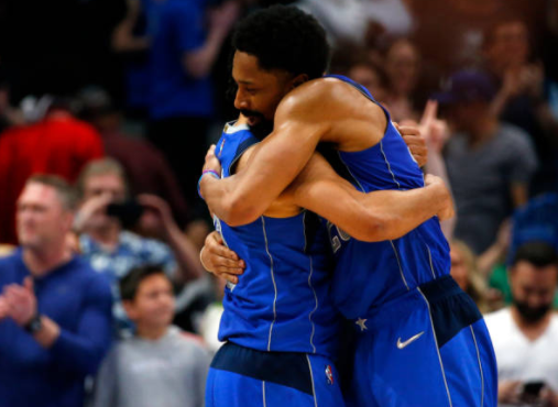  独行侠丁威迪三分绝杀雷霆  