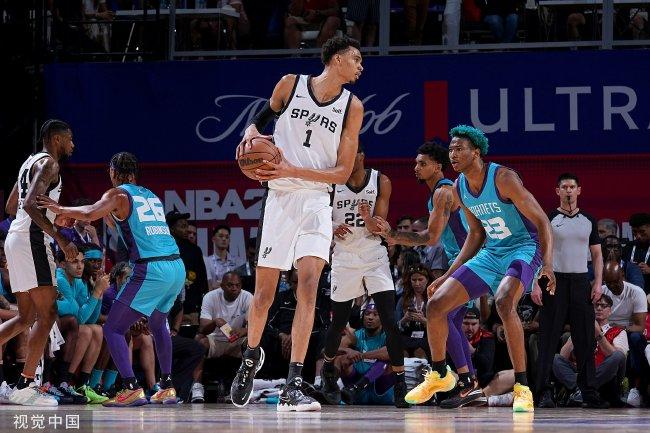  文班亚马惊艳盖帽统治防守，马刺击败火箭展现状元恐怖潜力